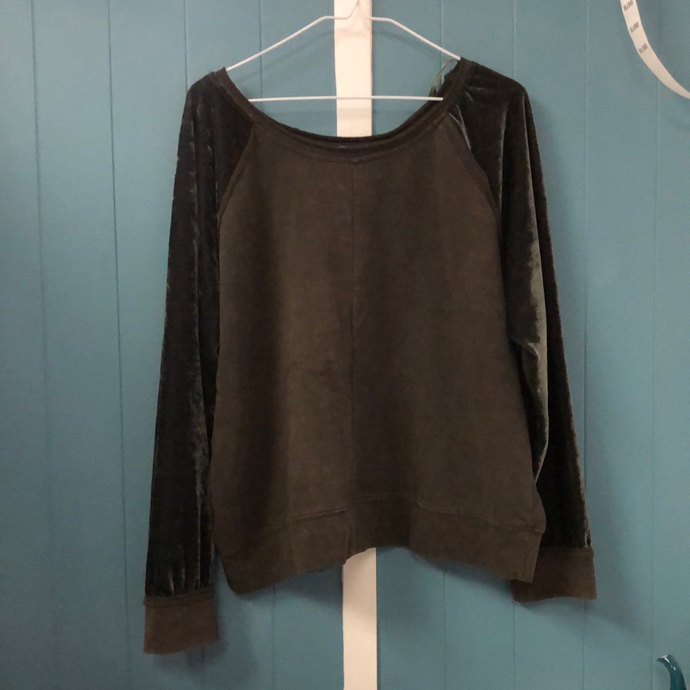 Umgee moss green sweatshirt with velvet sleeves women’s size M